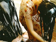 仲良しスーパーロングヘア姉妹の相互シャンプー初体験（1）