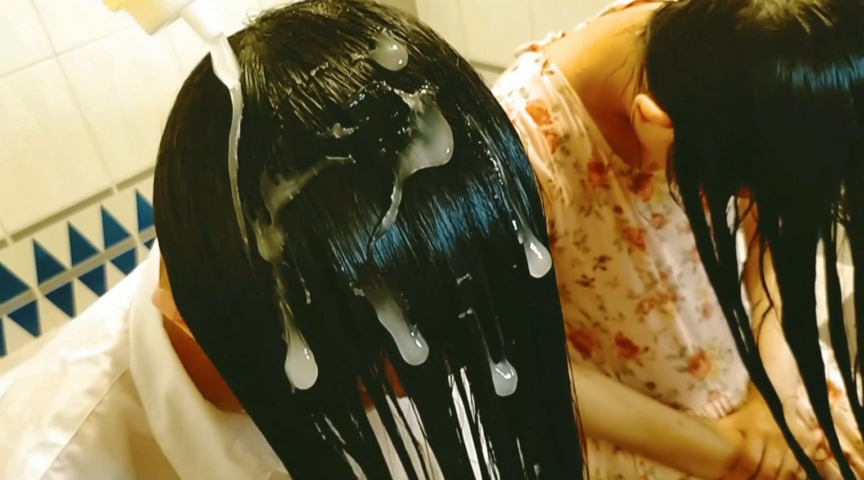 仲良しスーパーロングヘア姉妹の相互シャンプー初体験2 画像2