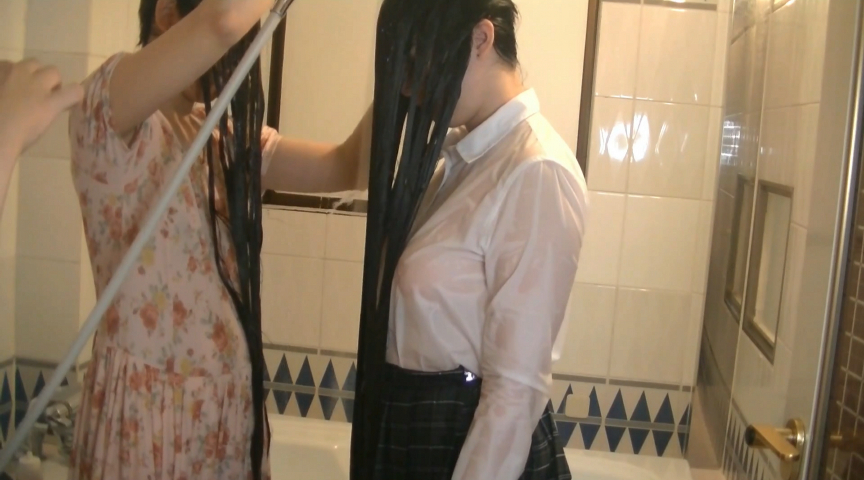 仲良しスーパーロングヘア姉妹の相互シャンプー初体験2 画像4