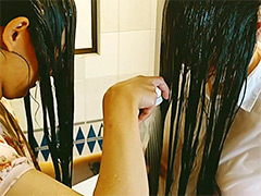 仲良しスーパーロングヘア姉妹の相互シャンプー初体験（2）