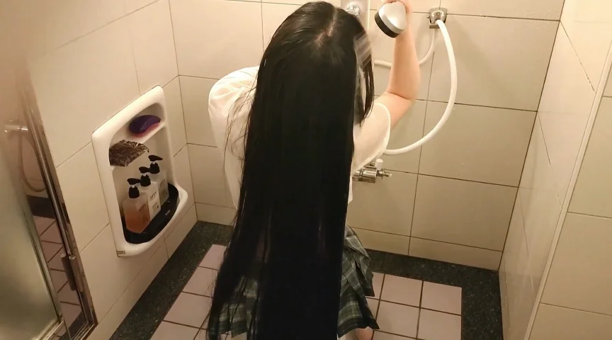 スーパーロングヘア女子○生の制服着衣シャンプー