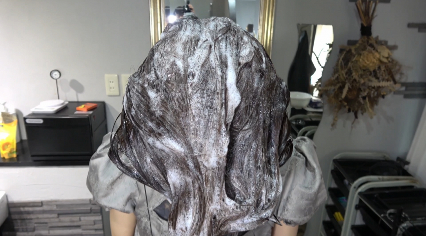 茶髪ロング人妻 髪フェチ美容師と閉店後のシャンプー 画像3