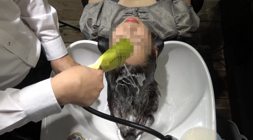 茶髪ロング人妻 髪フェチ美容師と閉店後のシャンプー 画像4