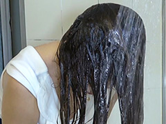 茶髪ラウンジ嬢 サロンケア後の艶々ヘアで着衣シャンプー