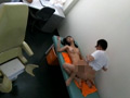 泥酔女性を診察台に乗せ、やりたい放題の内科医 サンプル画像2