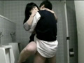 酒○い人妻便所連れ込み中出し映像 画像9