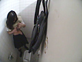 女用務員が盗撮した女子校和式便所 サンプル画像7