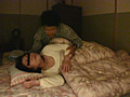 [star-0426] 堅物の妻に内緒で酔わせて複数の男の勃起したモノを 松崎志津子のキャプチャ画像 2
