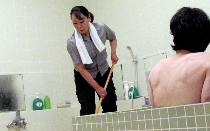 掃除婦のおばさんにチ○ポ出してヌキ依頼 画像7