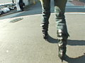 ブーツで歩く女2 サンプル画像3
