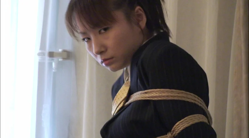 制服女性を緊縛、猿轡…