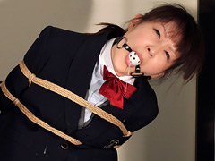 制服女性を緊縛、猿轡…