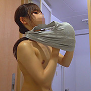 【民泊着替え】つるぺた幼BODYな女の子の恥丘丸見え