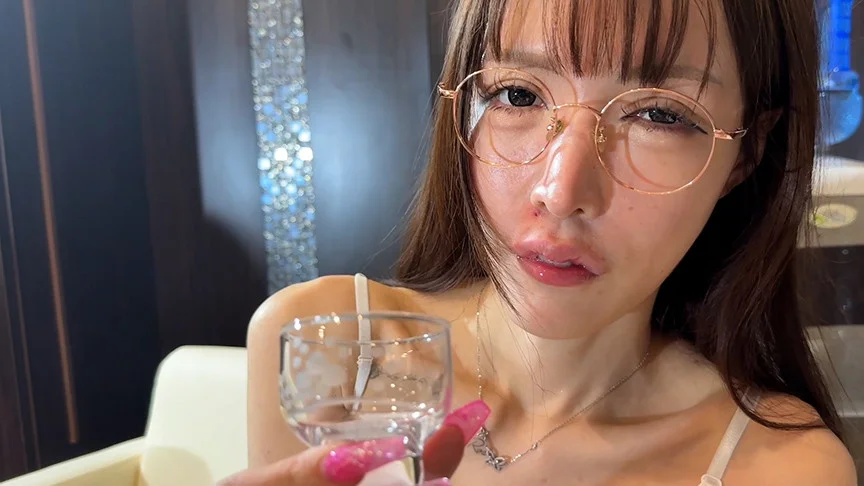 こんな美女からねっとり唾のご褒美！