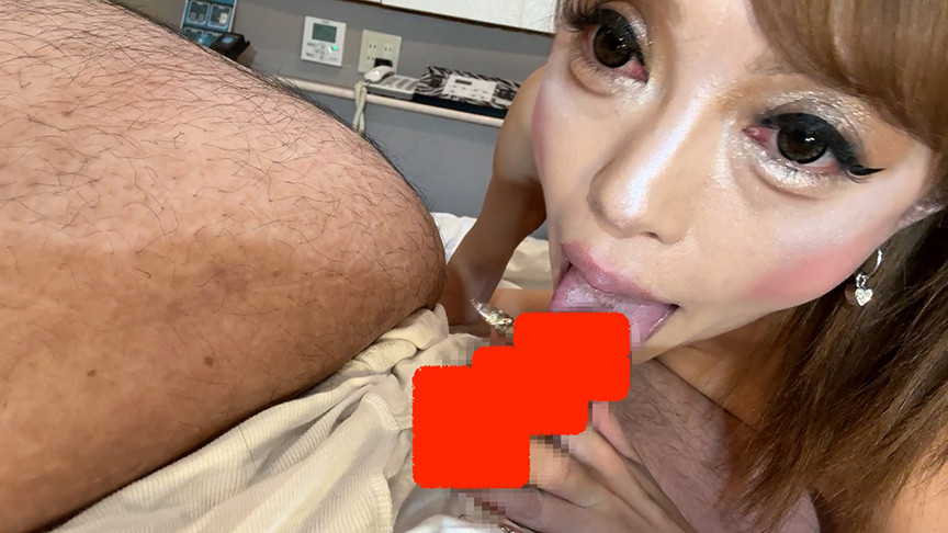 人妻美魔女がパンツ開けてチンポ引きずり出し即しゃぶり 画像4