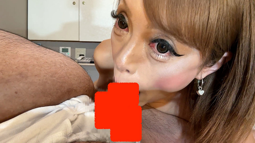 人妻美魔女がパンツ開けてチンポ引きずり出し即しゃぶり 画像5