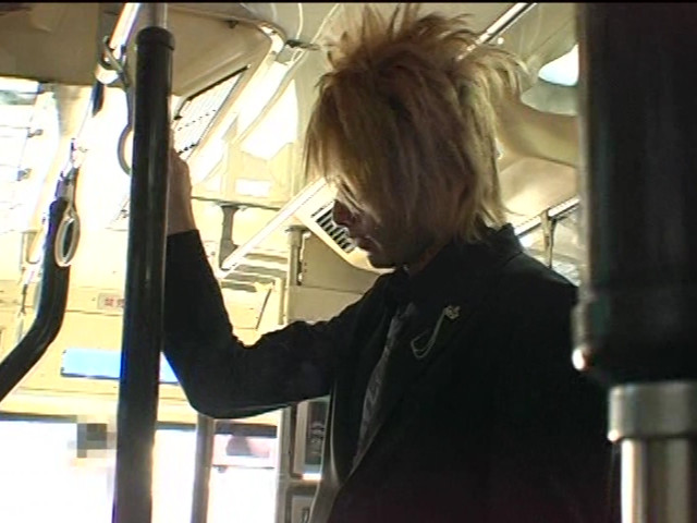 路線バスでイケメンのチンポを扱いた Part1 画像1