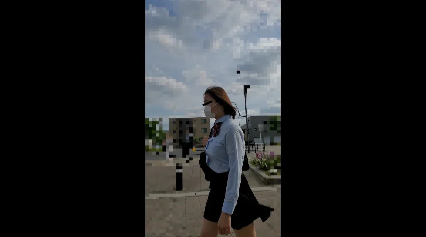 巨乳の制服美少女にバイブ挿入！揺れる乳房がエロすぎ