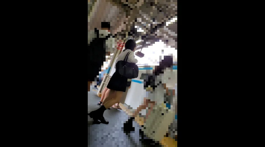 スタイル抜群なピンク下着のショートボブ女子校生