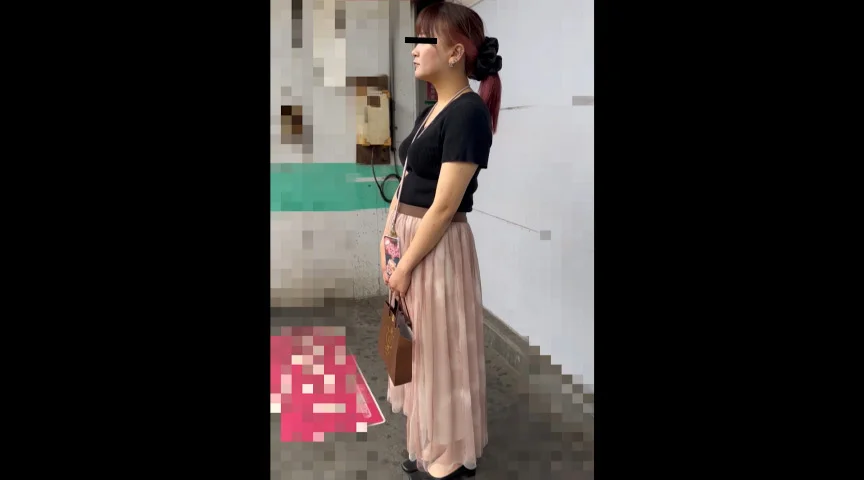 おしゃれな髪色の巨乳パイスラお姉さん