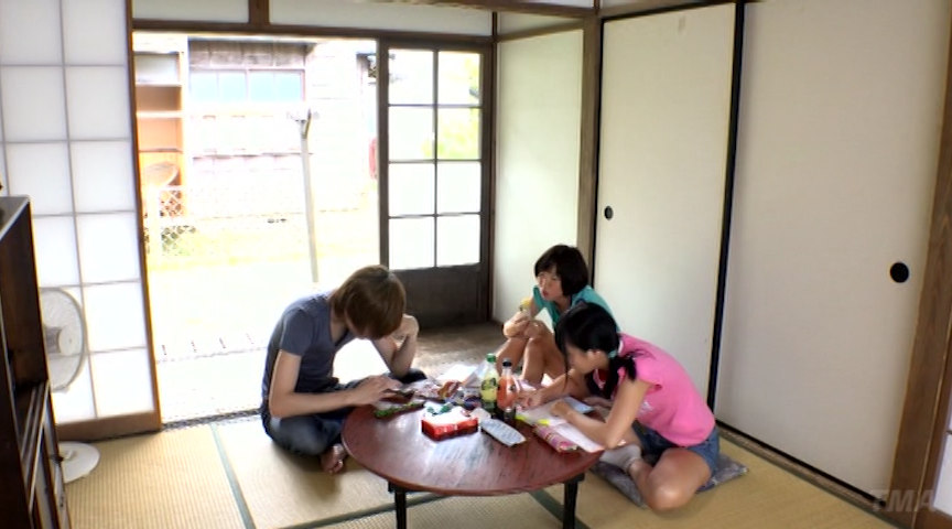 日焼け跡の残る姪っ子近親相姦