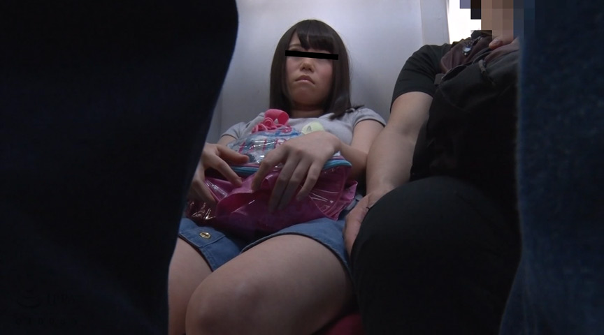 電車内で行われた美少女わいせつ痴漢映像集 4時間 画像7