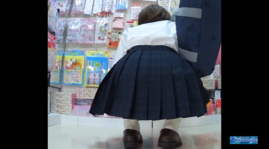 商品が床置きになっている四つん這いショップ5501-002