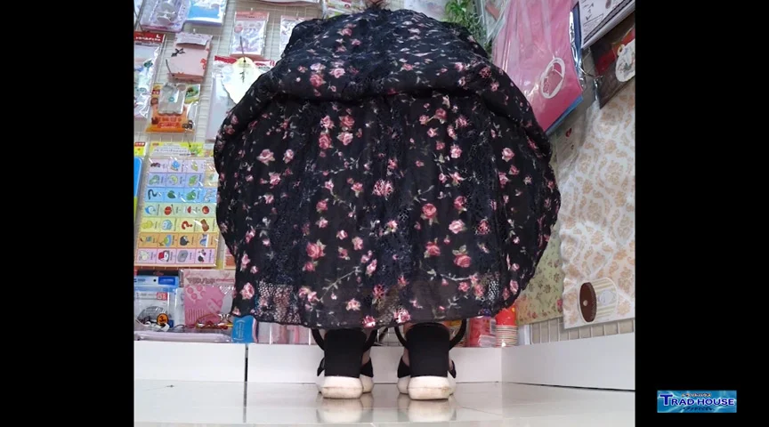 商品が床置きになっている四つん這いショップ5501-003