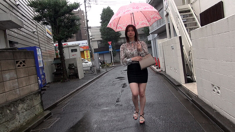 雨の道を歩く熟女