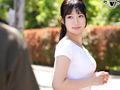 美しい人妻を家に連れ込み中出しセックス 宮城りえのサンプル画像1