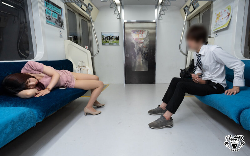 最終電車でパンチラしていた嫁の義姉さん 安位薫 画像1