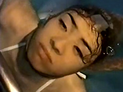 【エロ動画】顔スト水中 その壱のSM凌辱エロ画像