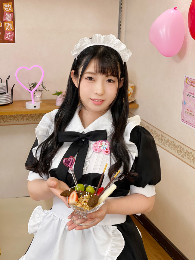 脱糞メイドカフェ まこのケツ穴ひり出しデラックソパフェを召し上がれ♪