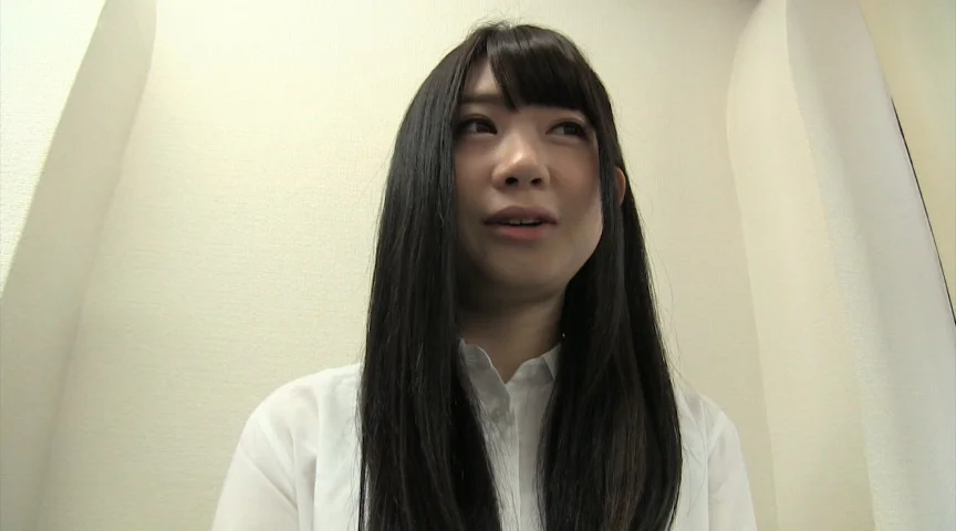 内緒でパンツを売ってマ●コを見せる女 OL・あゆな虹恋