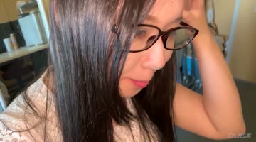 塚田詩織出演作品: 爆乳眼鏡美女の舌苔採取 塚田詩織