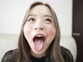 【個人撮影】菊池はる 初喉チンコ触り＆擬似フェラ体験 サンプル画像1