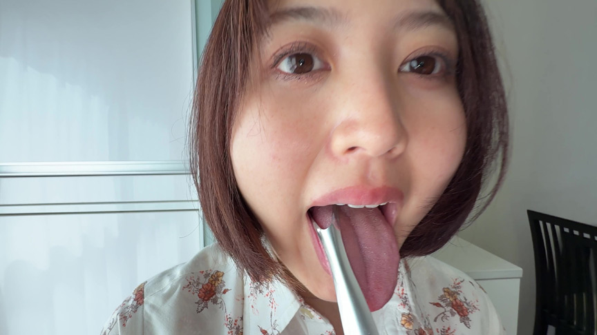 【個人撮影】浅桜エリの舌ブラシで「汚舌苔」採取 画像7