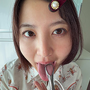 【個人撮影】浅桜エリの舌ブラシで「汚舌苔」採取