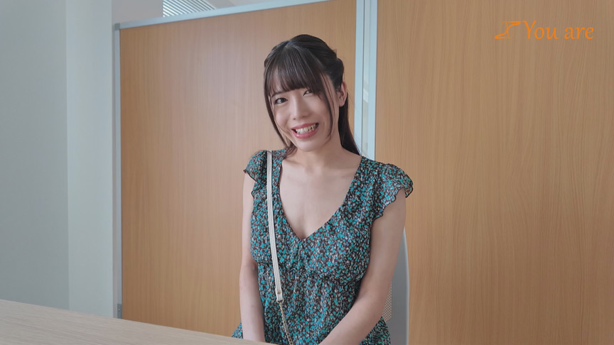 面接に来た下乳がエロいGカップ隠れ巨乳の保育士 画像1