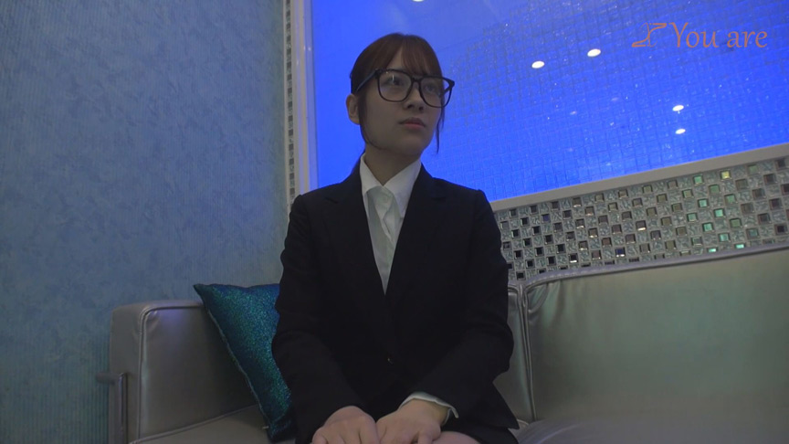 目立たないように眼鏡をかけてるがパパ活をする働く女! 画像1