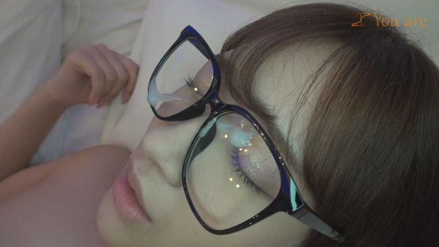 目立たないように眼鏡をかけてるがパパ活をする働く女! 画像10