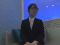 目立たないように眼鏡をかけてるがパパ活をする働く女！ 1